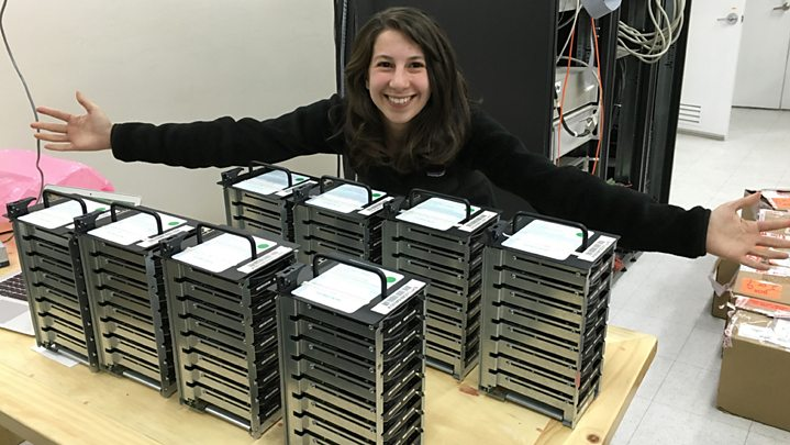 Katie Bouman e seu cluster de discos rígidos